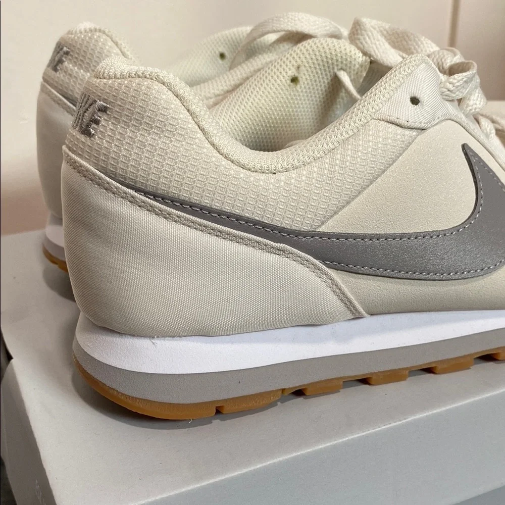 - Nike MD RUNNER 2 size 8.5 Off-White and Light Gray Sneakers like new